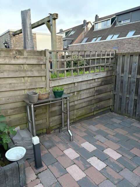 Weer een paar mooie schuttingen mogen plaatsen deze keer in Zevenhuizen.  @mikecfguo @chloegerritsen en buren veel plezier van jullie nieuwe schutting. 
#hardhout #beton #bankirai #duurzaam