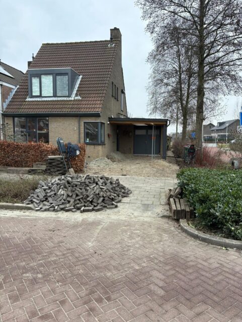 Als je vader begint met 1 klusje dat gedaan moet worden maar uiteindelijk mag je een mooi totaal plaatje maken:

- dak carport opkrikken en nieuwe paal maken.
- containerplaatsje maken.
- looppad langs garage maken.
- voortuin met grind voor gezellig zitje.
- beukenhaag aanplanten.
- randje boomschors maken langs heg.
- oprit herstraten.

Lieve @elsfrancooijs en @jangeertfrancooijs  bedankt voor deze gave klus en natuurlijk de goeie zorgen.