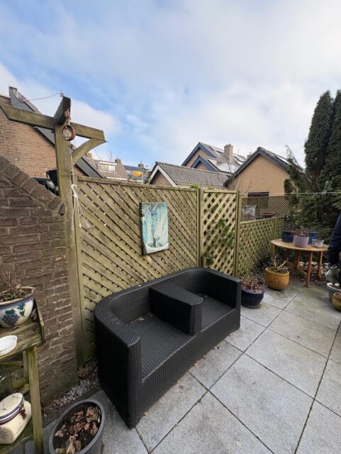 Van een oude schutting en een uit de kluiten gegroeide heg, naar een strakke nieuwe schutting van @buurjongens en een mooi nieuw stukje tuin. 🪴 
#plantjes #hardhout #natuurschutting