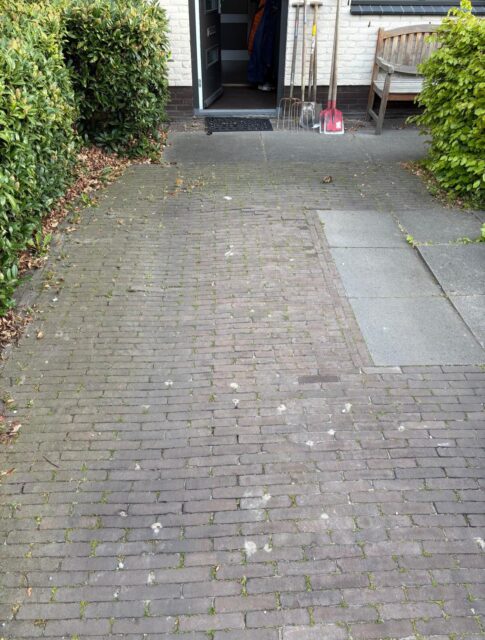 In opdracht van @struijktuinplanten een oprit opnieuw mogen bestraten. Bedankt voor deze opdracht.

#voegen #varistonevoegmortels #minderonkruid