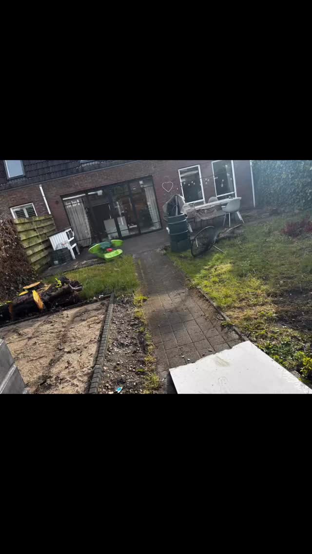 14 kuub zand, 1800 schroeven, 60 planken en 3 weken lang lekkere koffie met toebehoren verder, is dit het resultaat🤩.
 @rick_hes @anouuk_r Bedankt voor deze opdracht en veel plezier in jullie tuin.🪴 
#snoeituinmaterialen #depeinder #struijktuinplanten #douglashout #keramischetegels