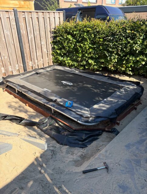 Wat doe je als je kinderen een trampoline in de tuin willen? Dan bel je Buitenmaat Tuinen 😉
En met een mooie kunstgrasmat van @snoeituinmaterialen er omheen is het plaatje compleet. 🤩
#bergtrampoline #kunstgras